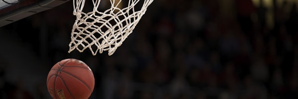 NBA季后赛快讯配图 - 篮球运动员在比赛中激烈对抗