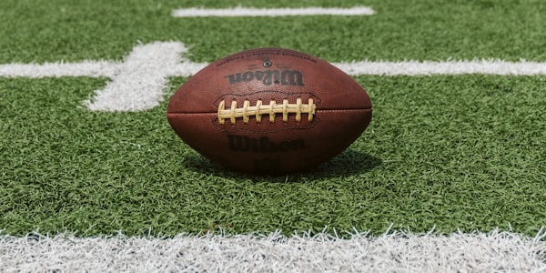 直播中心多路解说切换功能界面展示 - 屏幕上显示多个解说员头像和音频波形图